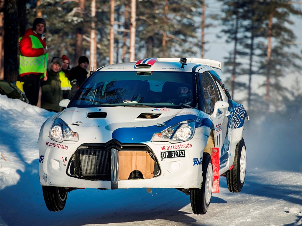 Carina Møller fik norsk debut med tre rallies på hvidt underlag og smalle pigdæk.
(Foto: Benjamin Ward)